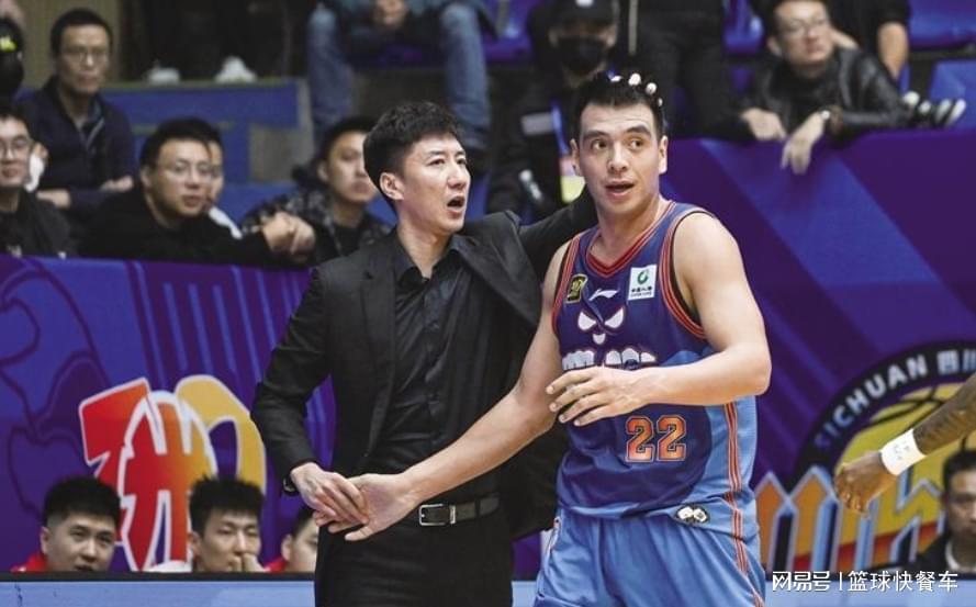 开云体育App-56比98惨败42分！辽篮苦主惨遭18连败：主教练顶不住申请下课？